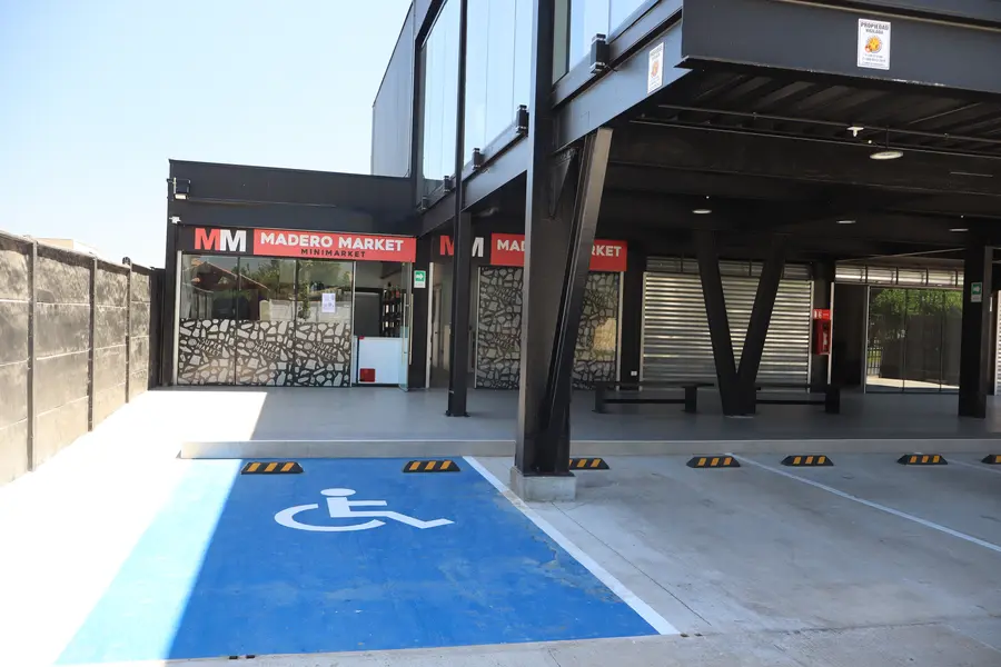 Estacionamiento con acceso universal