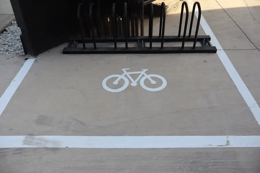 Bicicletero demarcado en el acceso