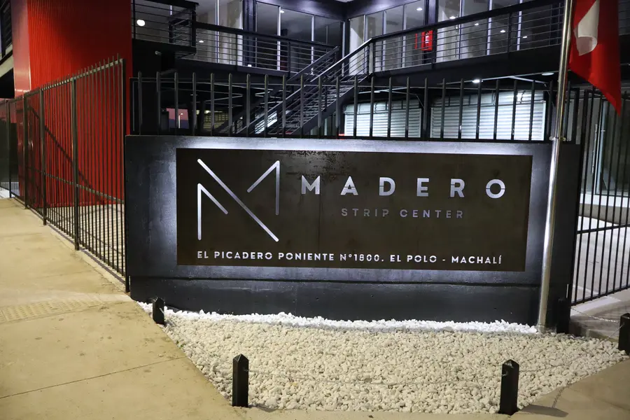 Letrero Madero iluminado de noche