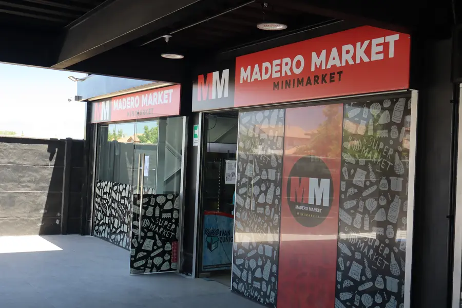 Madero Market, minimarket del primer piso