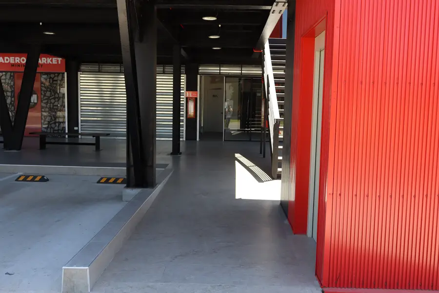 Pasillo de locales del primer piso